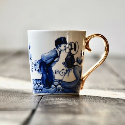 Heinen Delfts blauw - Mok Kissing couple goud