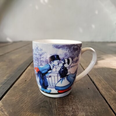 Heinen Delfts blauw - Mok Kissing couple rood